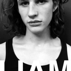 Liam Gardner posando para el lanzamiento de la colección primavera/verano 2016 de Burberry 