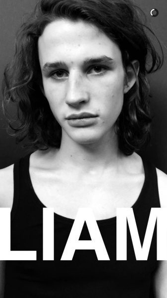 Liam Gardner posando para el lanzamiento de la colección primavera/verano 2016 de Burberry 
