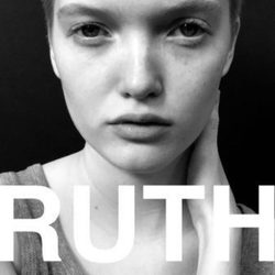 Ruth Bell posando para el lanzamiento de la colección primavera/verano 2016 de Burberry 