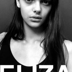 Eliza Fairbanks posando para el lanzamiento de la colección primavera/verano 2016 de Burberry 