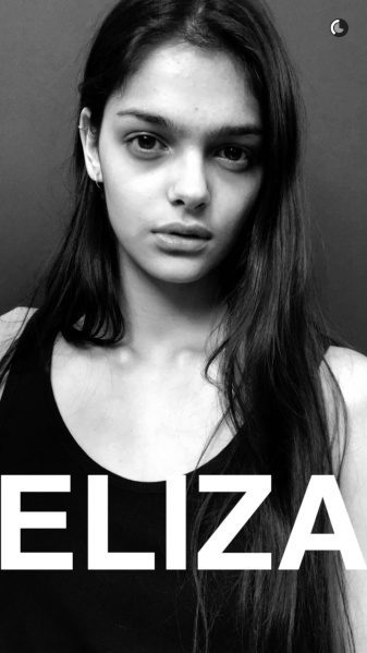 Eliza Fairbanks posando para el lanzamiento de la colección primavera/verano 2016 de Burberry 