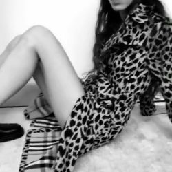 Modelo posando para el lanzamiento de la colección primavera/verano 2016 de la firma Burberry en Snapchat