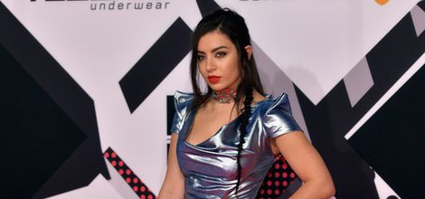 Charlie XCX con vestido en tonos metálicos en la alfombra roja de los MTV EMA Awards 2015