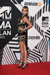 Hailey Baldwin con vestido negro y verde en la alfombra roja de los MTV EMA Awards 2015