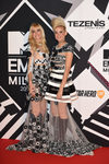 El dúo Nervo con vestidos blancos y negros en la alfombra roja de los MTV EMA Awards 2015