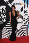 Vicky Pattison con vestido negro en la alfombra roja de los MTV EMA Awards 2015