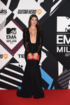 Amanda Cerny con vestido negro escotado en la alfombra roja de los MTV EMA Awards 2015