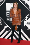 Anna Dello Russo con vestido anaranjado en la alfombra roja de los MTV EMA Awards 2015