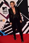 Ruby Rose con traje de chaqueta negro en la alfombra roja de los MTV EMA Awards 2015