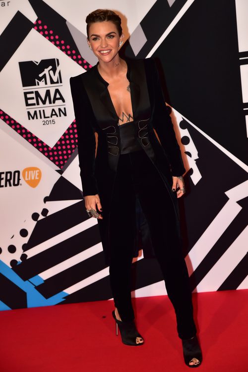 Ruby Rose con traje de chaqueta negro en la alfombra roja de los MTV EMA Awards 2015