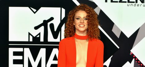 Jess Glyne actuando con mono rojo en los MTV EMA Awards 2015