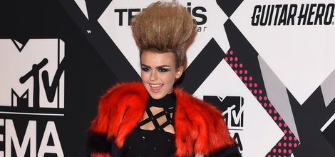 Tallia Storm con vestido negro de rejilla en la alfombra roja de los MTV EMA Awards 2015