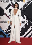 Shay Mitchell con vestido blanco en la alfombra roja de los MTV EMA Awards 2015