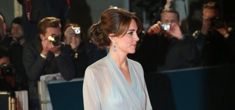 Kate Middleton con vestido de gasa azulado de Jenny Packham en el estreno de 'Spectre' en Londres