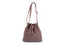 Bolso saco en tonos tierra de la colección cápsula de bolsos Carpisa de Penélope y Mónica Cruz