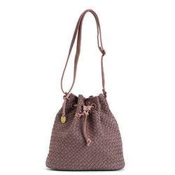 Bolso saco en tonos tierra de la colección cápsula de bolsos Carpisa de Penélope y Mónica Cruz