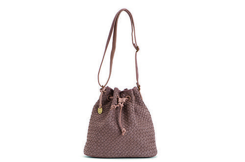 Bolso saco en tonos tierra de la colección cápsula de bolsos Carpisa de Penélope y Mónica Cruz