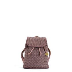 Mochila en tonos tierra de la colección cápsula de bolsos Carpisa de Penélope y Mónica Cruz