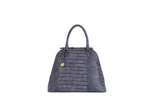 Bolso gris de la colección cápsula de bolsos Carpisa de Penélope y Mónica Cruz