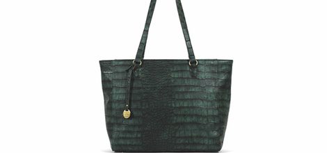 Bolso en tonos verdosos de la colección cápsula de bolsos Carpisa de Penélope y Mónica Cruz