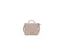 Bolso beige de la colección cápsula de bolsos Carpisa de Penélope y Mónica Cruz