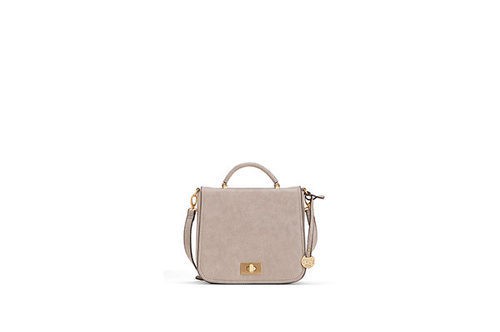Bolso beige de la colección cápsula de bolsos Carpisa de Penélope y Mónica Cruz