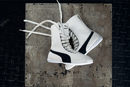 Zapatillas Eskiva blancas y negras de Puma presentadas por la cantante Rihanna