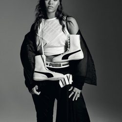 Rihanna imagen  del nuevo par de zapatillas Eskiva para Puma