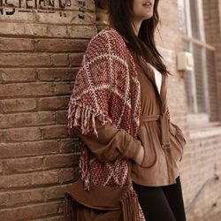 Poncho rojo y blanco y bolso de la colección 'Violeta by Mango' para este invierno 2015