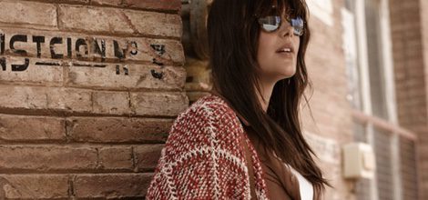 Poncho rojo y blanco y bolso de la colección 'Violeta by Mango' para este invierno 2015