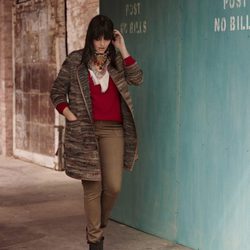 Abrigo marrón y pañuelo de estampado étnico de la colección 'Violeta by Mango' para este invierno 2015