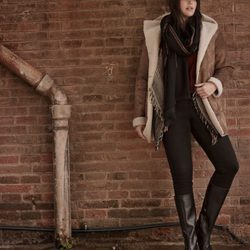 Abrigo en tonos marrones y poncho gris de la colección 'Violeta by Mango' para este invierno 2015