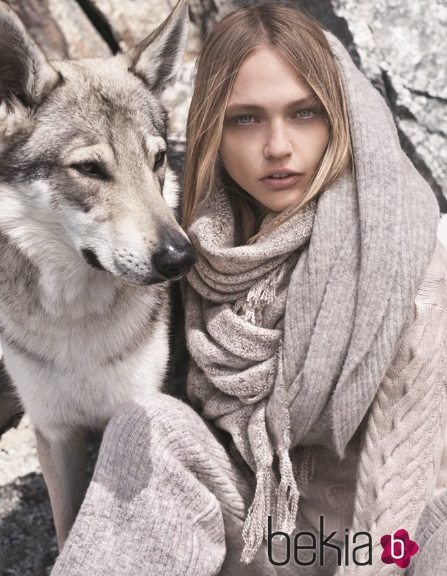 Jersey, pantalón y fular de punto gris de la colección otoño/invierno 2015/2016 de Mango