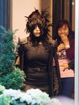 Lady Gaga vestida de cuervo con un tocado de plumas