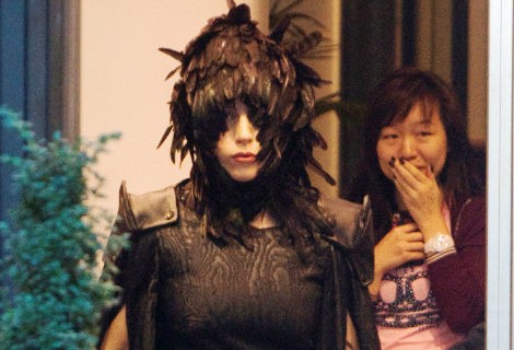 Lady Gaga vestida de cuervo con un tocado de plumas