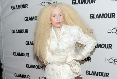 Lady Gaga vestida de muñeca de porcelana con un look total white