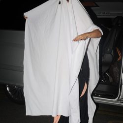 Lady Gaga con un mantel blanco como disfraz improvisado de fantasma en Halloween 2014