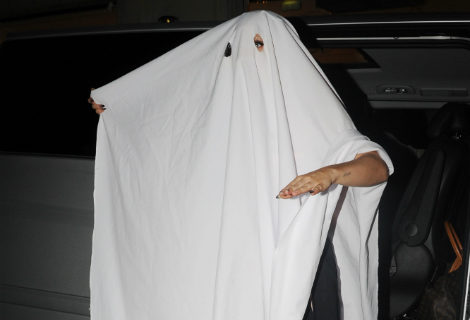 Lady Gaga con un mantel blanco como disfraz improvisado de fantasma en Halloween 2014