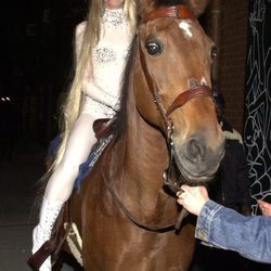 Heidi Klum disfrazada de Lady Godiva en una fiesta de Halloween 2001