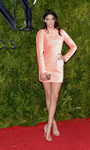 Kendall Jenner con un vestido rosa de manga larga