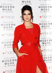 Kendall Jenner con un abrigo y vestido rojo