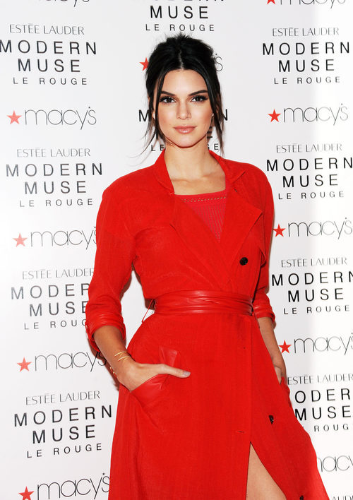 Kendall Jenner con un abrigo y vestido rojo