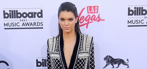 Kendall Jenner, muy elegante con un traje chaqueta negro