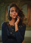 Irina Shayk con camiseta de puntillas azul marino de la firma La Clover 