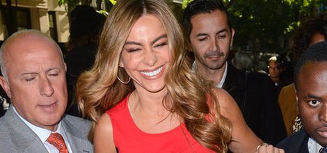 Sofía Vergara con vestido rojo y negro de su colaboración con Kmart Line en Nueva York
