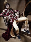 Modelo con vestimenta que lleva cristales Swarovski de la colección de Jean Paul Gaultier para el otoño/invierno 2016/2017