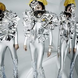 Modelo con look galáctico luciendo cristales Swarovski de la colección de Jean Paul Gaultier para el otoño/invierno 2016/2017