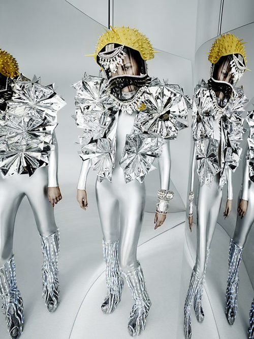Modelo con look galáctico luciendo cristales Swarovski de la colección de Jean Paul Gaultier para el otoño/invierno 2016/2017