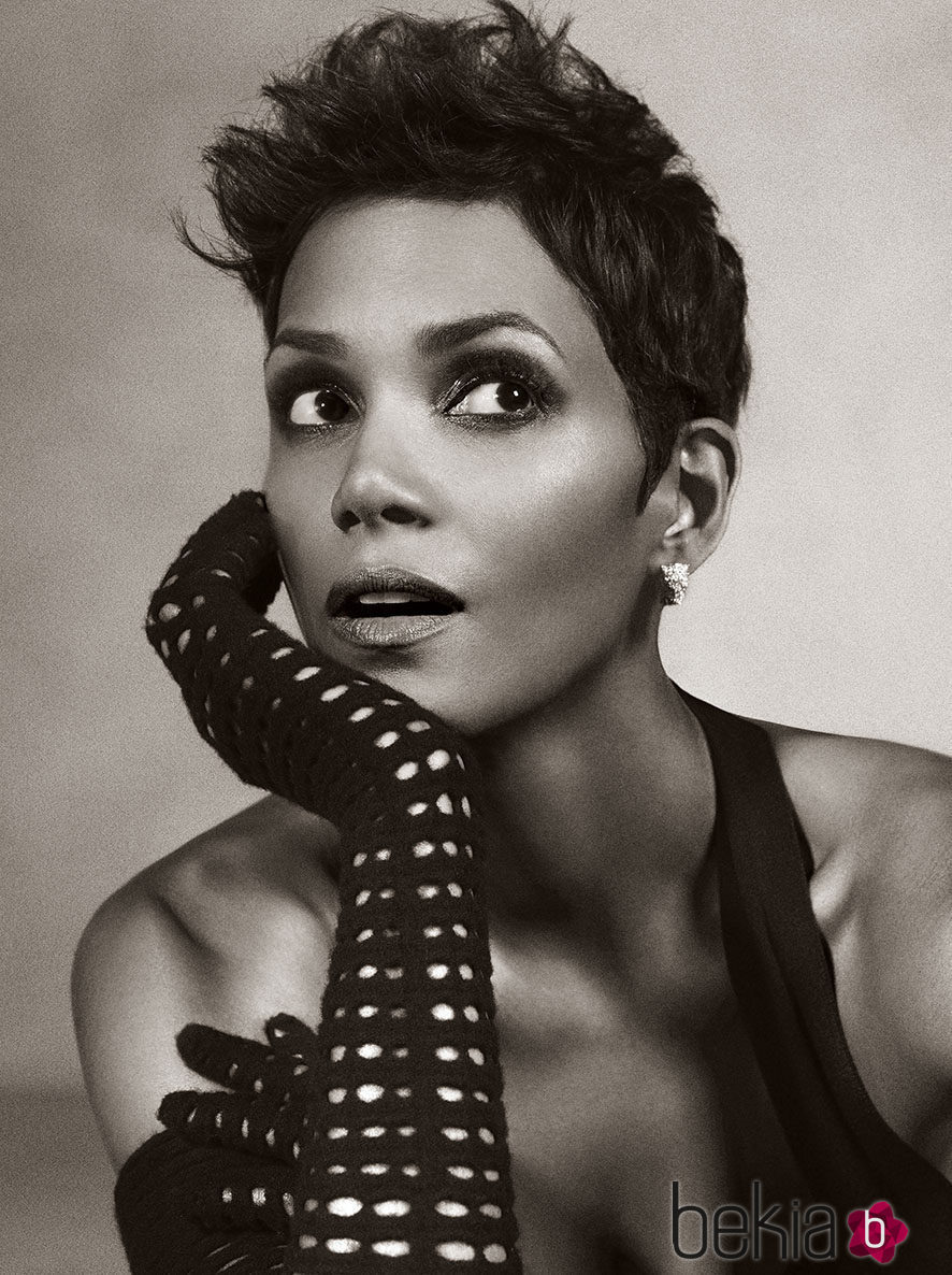 Halle Berry con la lencería de su colaboración con la firma Scandale