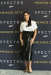 Monica Bellucci con falda midi negra y camisa blanca en el photocall de la premiere 'Spectre' en Méjico